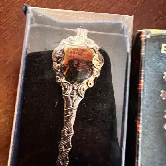 Set Of 7 Collectible Silver Plated Souvenir Spoons With Various Designs - Picture 8 of 9